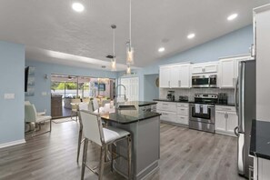 Kylskåp, mikrovågsugn, ugn och spishäll