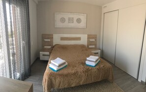 3 slaapkamers, een strijkplank/strijkijzer, wifi, beddengoed