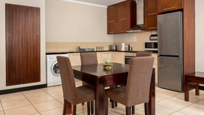City Apartment | In-room dining - The Icon 1604 (Cape Town)