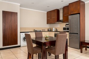 City Apartment | In-room dining - The Icon 1604 (Cape Town)
