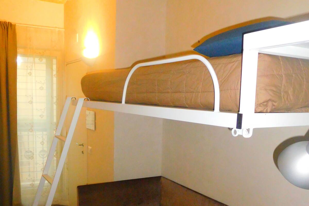 标准单人房 | 办公桌、笔记本电脑工作区、熨斗/熨板