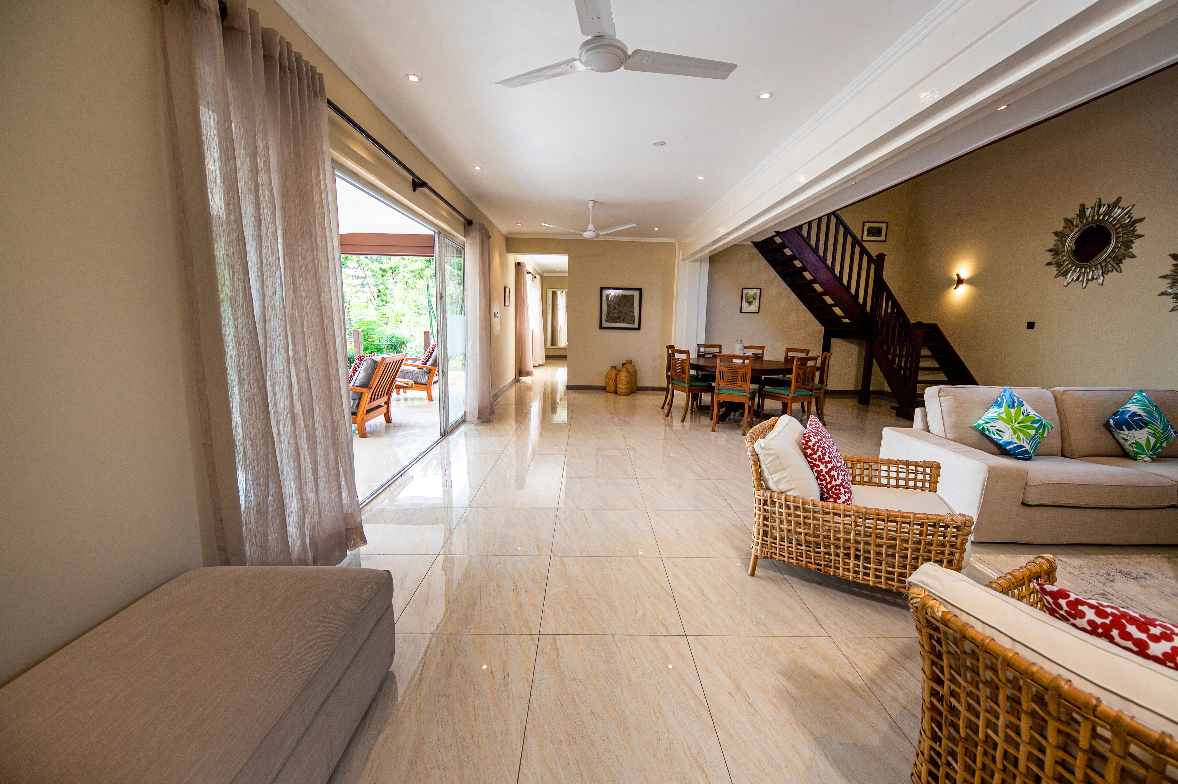 Smart-TV, DVD-Player, Bücher, Stereoanlage