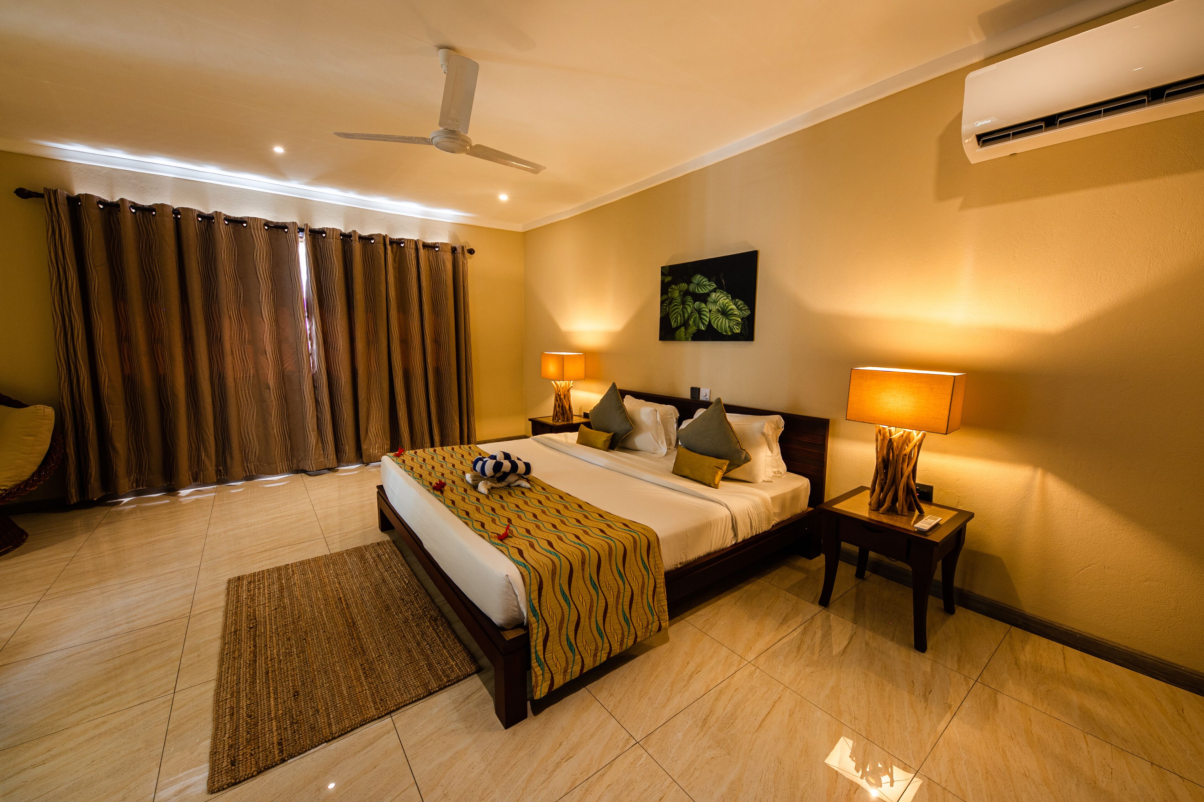 4 bedrooms, in-room safe, desk, iron/ironing board