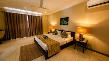 4 bedrooms, in-room safe, desk, iron/ironing board