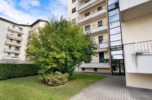 Two - room cloverleaf condominium