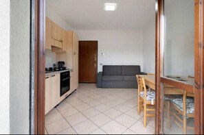 Fridge, oven, stovetop, coffee/tea maker - Two - room cloverleaf condominium (Gallarate)