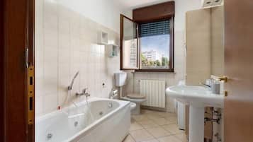 Baignoire à jets, sèche-cheveux, bidet, serviettes fournies