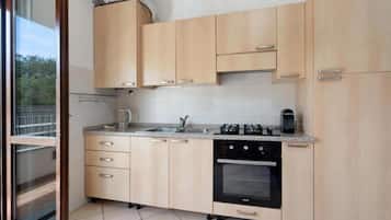 Fridge, oven, stovetop, coffee/tea maker