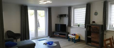 Télévision, lecteur de DVD, livres