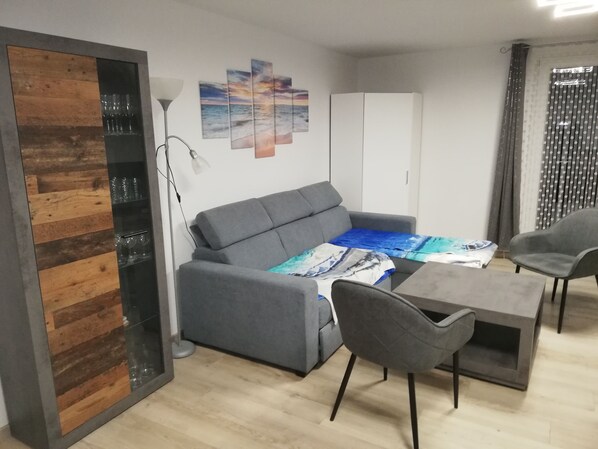 TV, books - Ferienwohnung Amunds Koje Plus, Kinder-und Hundefreundl., Nähe Strand u Zentrum (Butjadingen)