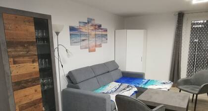 gr. Wohnung ganz im Erdgeschoss, bis 5 Pers, Hund erl., Nähe Spielscheune/Strand