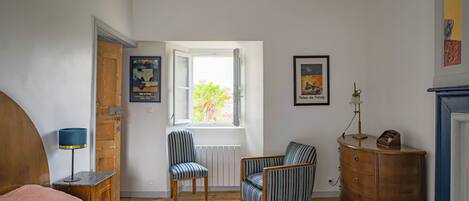 4 chambres, fer et planche à repasser