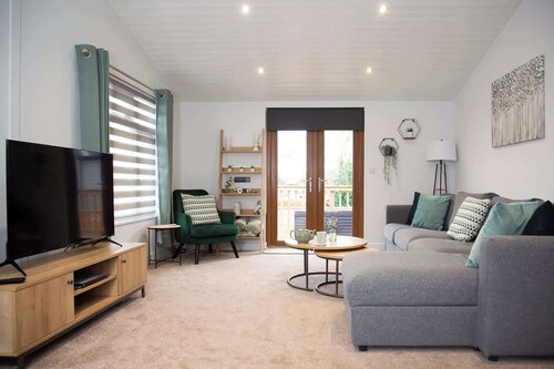 Eagle Lodge – Luxury Hot Tub Escape near York