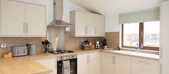 Eagle Lodge – Luxury Hot Tub Escape near York