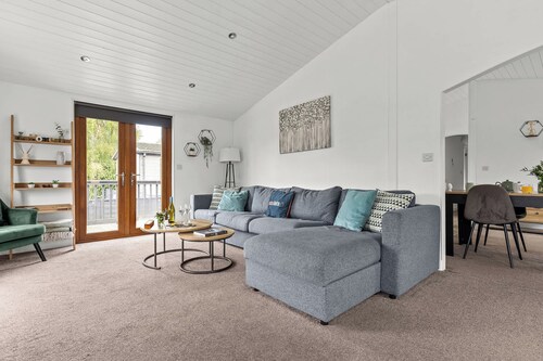 Eagle Lodge - Luxury Lodge w/ Hot Tub near York