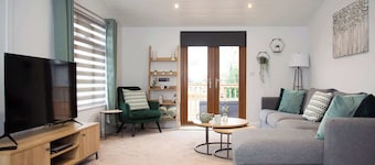 Eagle Lodge – Luxury Hot Tub Escape near York