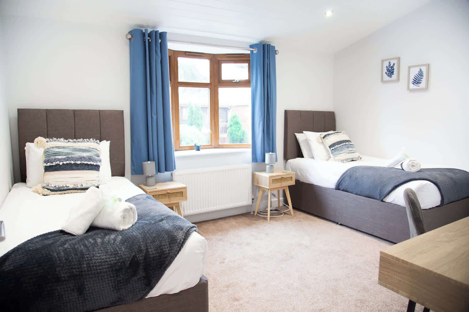 3 dormitorios, escritorio, tabla de planchar con plancha y cuna de viaje