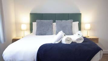 3 bedrooms, desk, iron/ironing board, travel crib