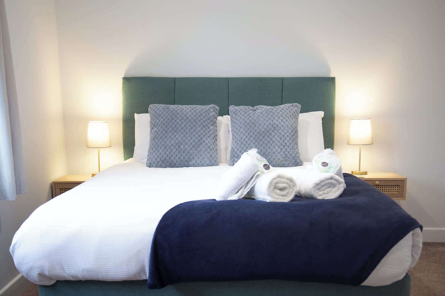 3 soverom, skrivebord, strykejern/-brett og reiseseng for barn