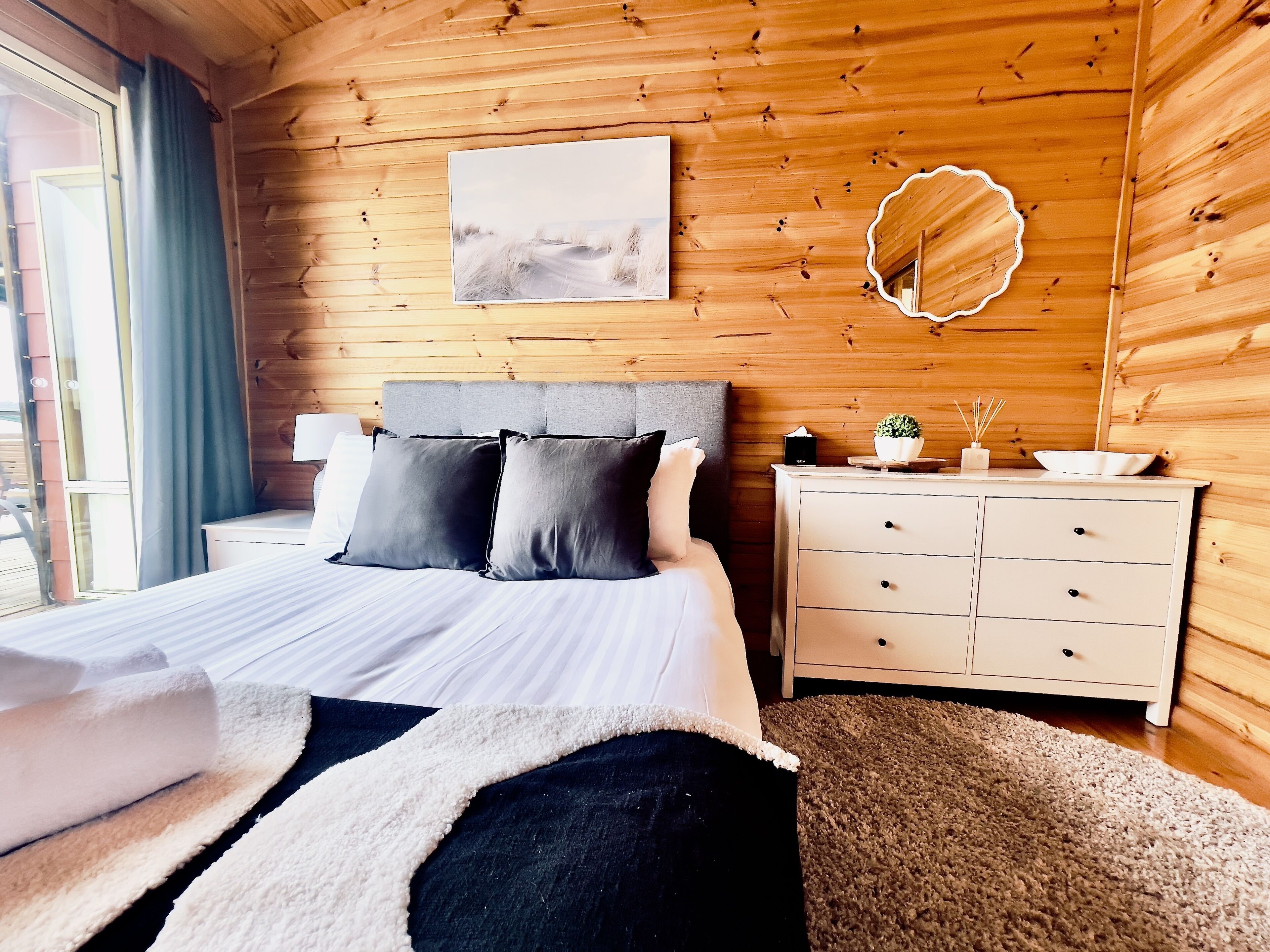 3 bedrooms, desk, soundproofing, iron/ironing board