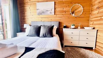 3 bedrooms, desk, soundproofing, iron/ironing board