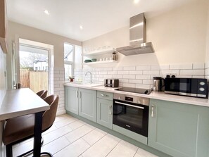 Réfrigérateur, four à micro-ondes, un four, surface de cuisson