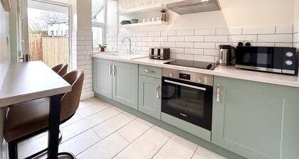 Central Buxton Cottage | Modern Comfort on the Edge of Peak District