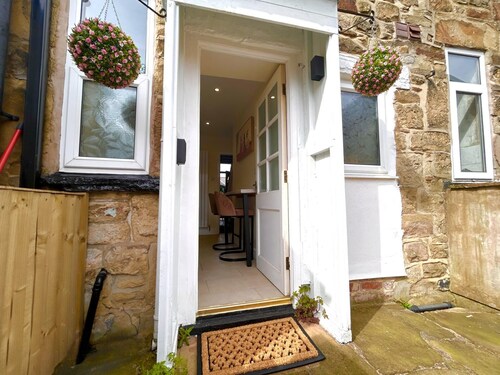 Central Buxton Cottage | Modern Comfort on the Edge of Peak District