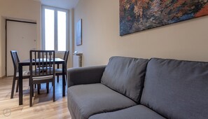 Appartement (2 Bedrooms) | Woonruimte | Een 55-inch televisie met kabelzenders