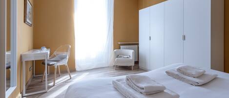 2 bedrooms, premium bedding, iron/ironing board, free cots/infant beds