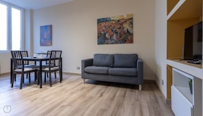 Apartment (2 Bedrooms) | Wohnbereich | 55-Zoll-Fernseher mit Kabelempfang