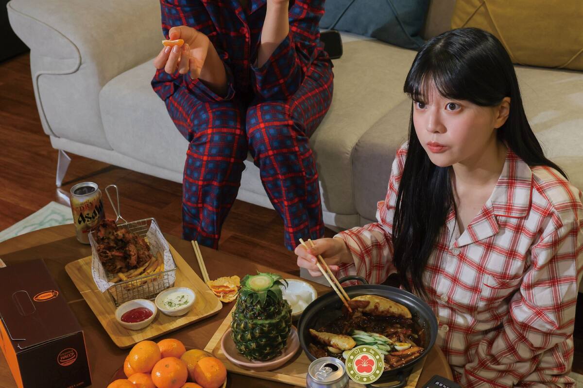 Une table à manger avec de la nourriture, une boîte et une bouteille.