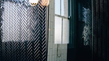 Deluxe Apartment | Bathroom