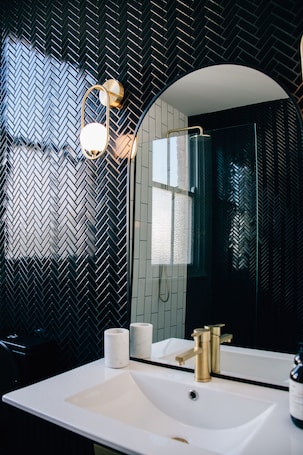 Deluxe Apartment | Bathroom. Rooms of Renown