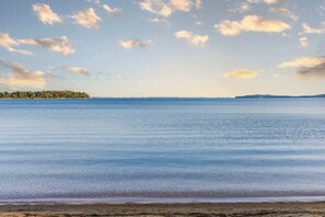 På stranden