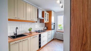 Jääkaappi, mikroaaltouuni, uuni, liesi