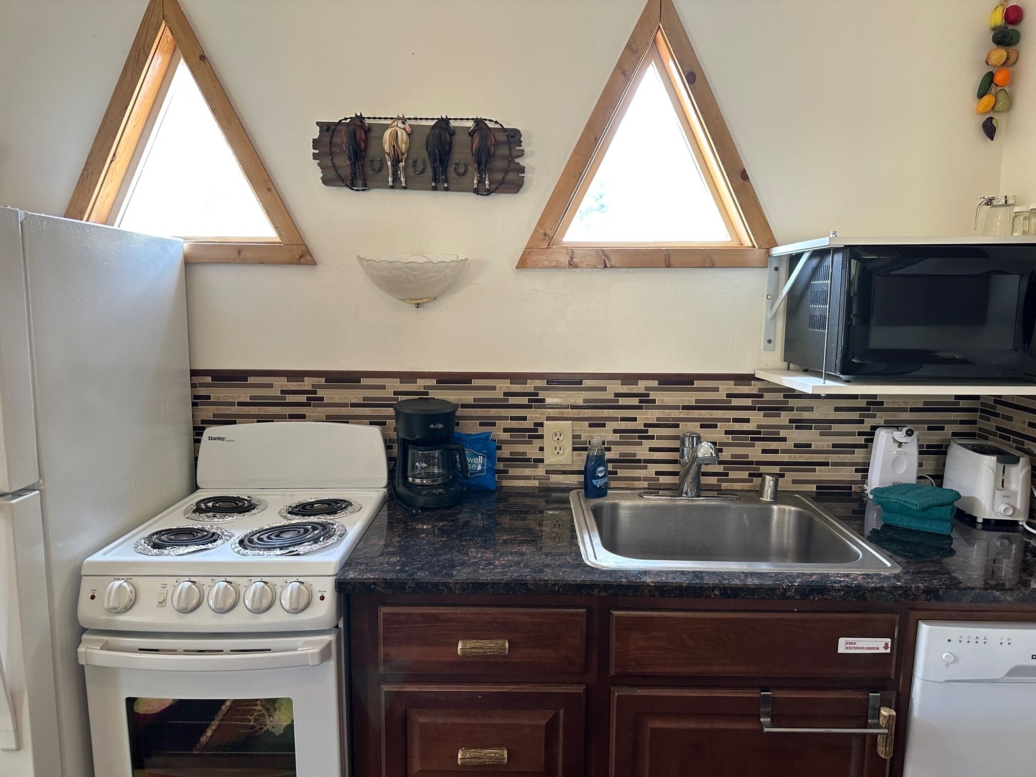 Coffee/tea maker, oven, stovetop, dishwasher
