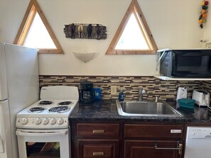 Ofen, Herdplatte, Geschirrspüler, Wasserkocher mit Kaffee-/Teezubehör