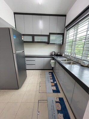 冰箱、电热水壶、厨具/餐具