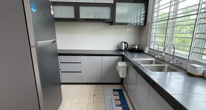 Eyu Sweet Home in Sitiawan 12-13pax Free Wi-fi