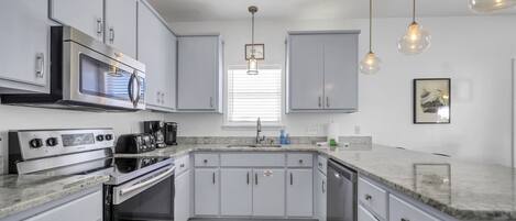Frigorífico, microondas, horno y placa de cocina