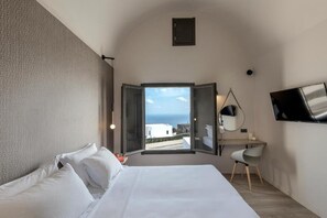 Egyptian cotton sheets, premium bedding, minibar, in-room safe - Pearl Inn Hotel (Santorini)