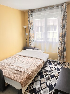 1 chambre, bureau, fer et planche à repasser, lit parapluie