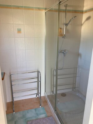 シャワー、ヘアドライヤー、タオル、石鹸