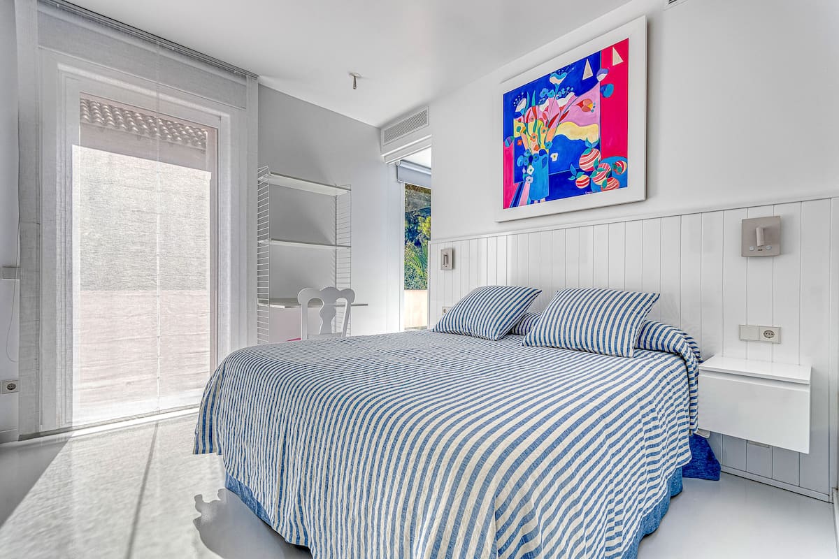 Premium Double Room, 1 Queen Bed, Balcony, Partial Ocean View | In-room safe, desk, free WiFi