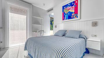 Dobbeltrom – premium, 1 queensize-seng, balkong, delvis havutsikt | Safe på rommet, skrivebord og wi-fi (inkludert)