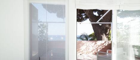 Superior tweepersoonskamer, bubbelbad, uitzicht op zee | Een kluis op de kamer, een bureau, gratis wifi