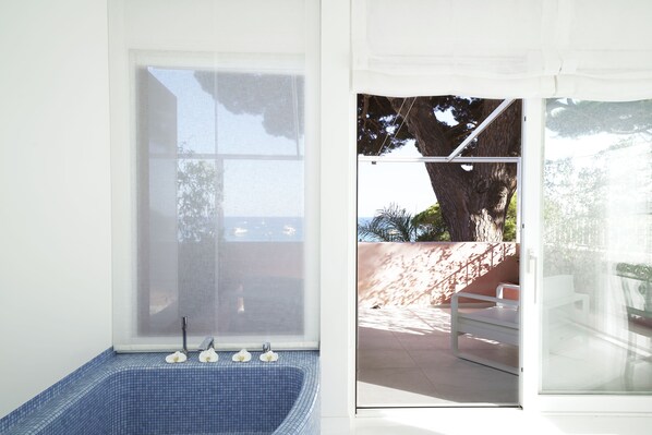 Chambre Double Supérieure, bain à remous, vue mer | Coffres-forts dans les chambres, bureau, Wi-Fi gratuit