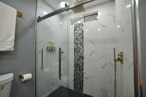Shower, hair dryer, bidet, towels - 2BR Paradise w/ Queen & Queen (Captain Cook)