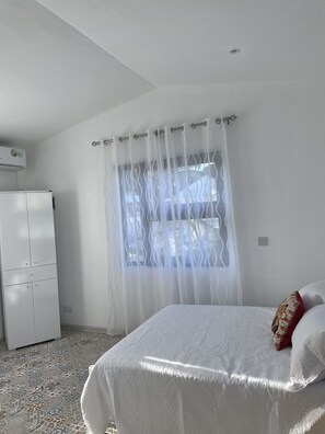 4 habitaciones, tabla de planchar con plancha, wifi y ropa de cama 